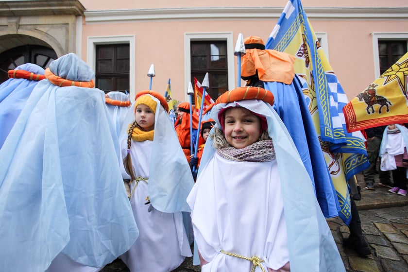 Uczestnicy Orszaku Trzech Króli 2024