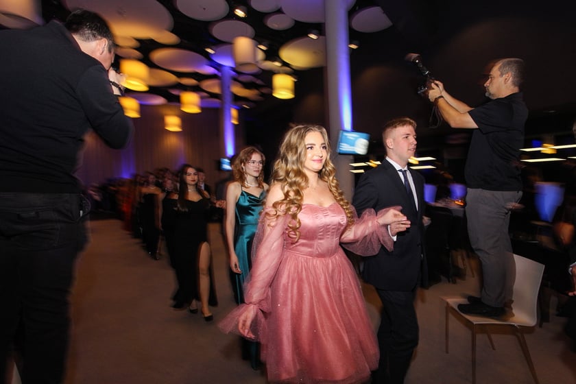 Studni&oacute;wka uczni&oacute;w ostatnich klas Liceum Og&oacute;lnokształcącego nr I im. Danuty Siedzik&oacute;wny &bdquo;Inki&rdquo; we Wrocławiu