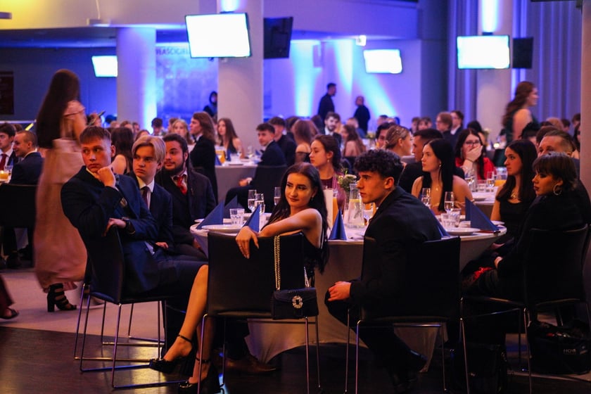 Studni&oacute;wka uczni&oacute;w ostatnich klas Liceum Og&oacute;lnokształcącego nr I im. Danuty Siedzik&oacute;wny &bdquo;Inki&rdquo; we Wrocławiu