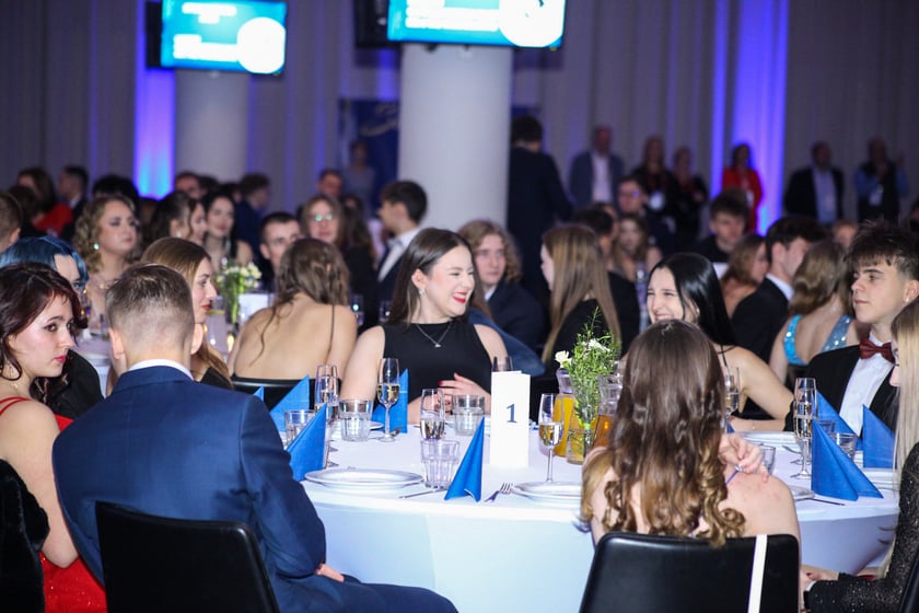 Studni&oacute;wka uczni&oacute;w ostatnich klas Liceum Og&oacute;lnokształcącego nr I im. Danuty Siedzik&oacute;wny &bdquo;Inki&rdquo; we Wrocławiu