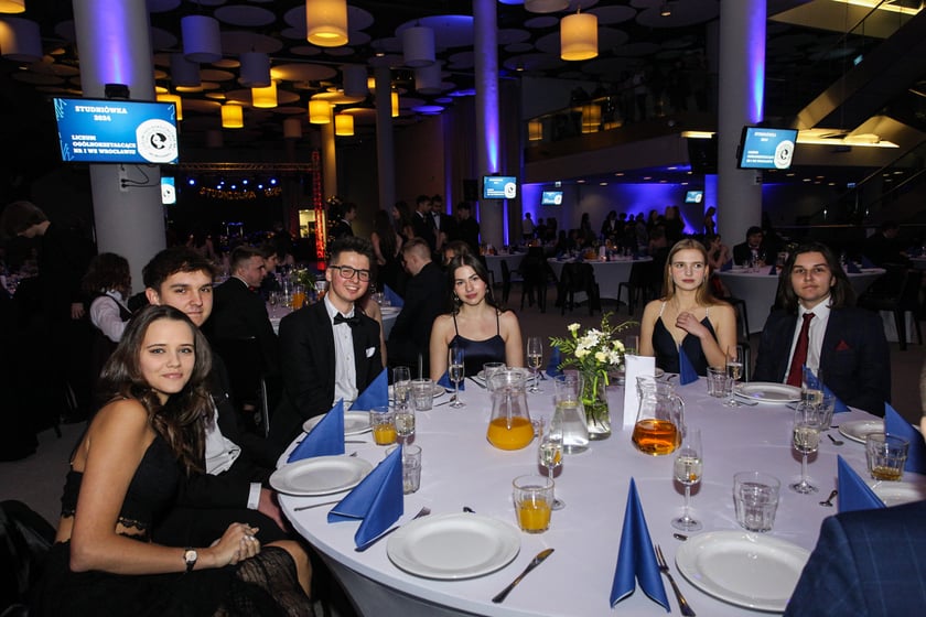 Studni&oacute;wka uczni&oacute;w ostatnich klas Liceum Og&oacute;lnokształcącego nr I im. Danuty Siedzik&oacute;wny &bdquo;Inki&rdquo; we Wrocławiu