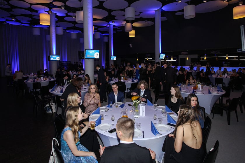 Studni&oacute;wka uczni&oacute;w ostatnich klas Liceum Og&oacute;lnokształcącego nr I im. Danuty Siedzik&oacute;wny &bdquo;Inki&rdquo; we Wrocławiu