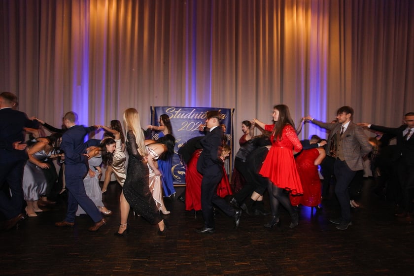 Studni&oacute;wka uczni&oacute;w ostatnich klas Liceum Og&oacute;lnokształcącego nr I im. Danuty Siedzik&oacute;wny &bdquo;Inki&rdquo; we Wrocławiu