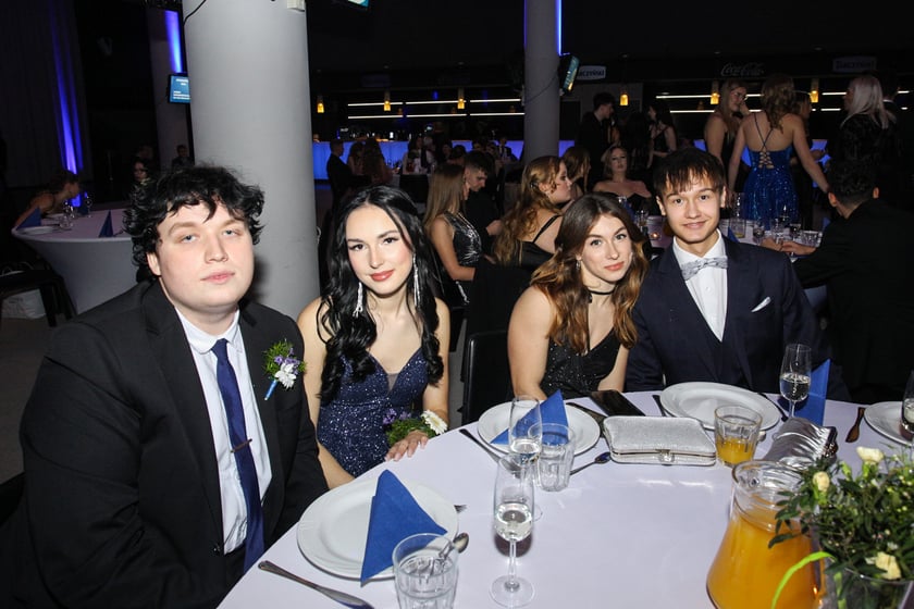 Studni&oacute;wka uczni&oacute;w ostatnich klas Liceum Og&oacute;lnokształcącego nr I im. Danuty Siedzik&oacute;wny &bdquo;Inki&rdquo; we Wrocławiu