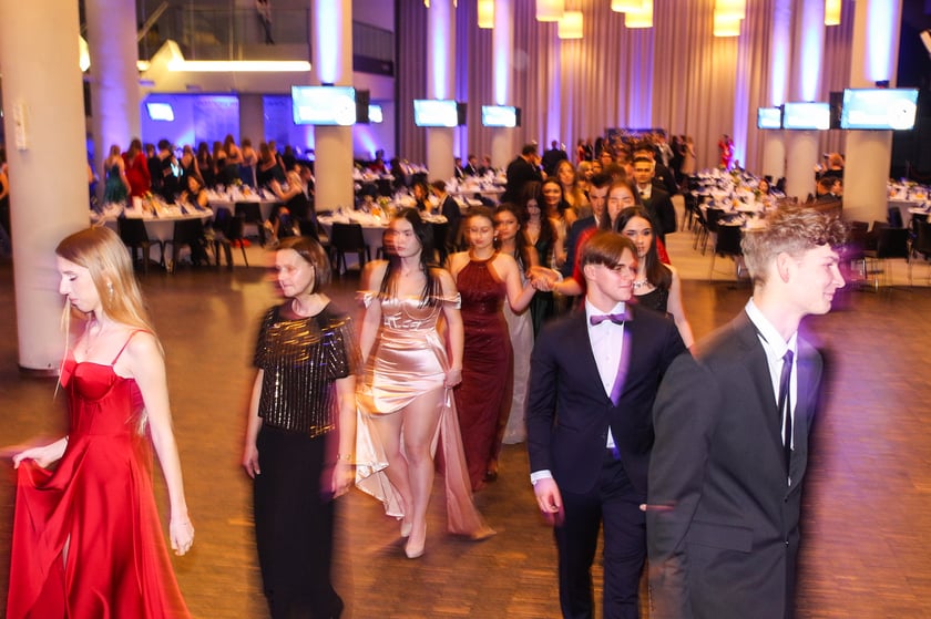 Studni&oacute;wka uczni&oacute;w ostatnich klas Liceum Og&oacute;lnokształcącego nr I im. Danuty Siedzik&oacute;wny &bdquo;Inki&rdquo; we Wrocławiu