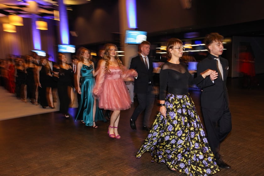 Studni&oacute;wka uczni&oacute;w ostatnich klas Liceum Og&oacute;lnokształcącego nr I im. Danuty Siedzik&oacute;wny &bdquo;Inki&rdquo; we Wrocławiu