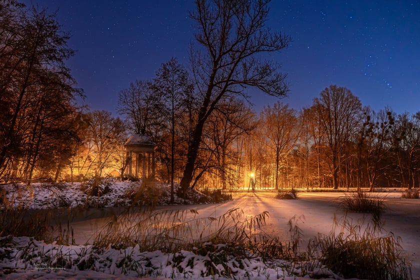 Pałac Korn&oacute;w i pobliski park w Pawłowicach w wieczornej, zimowej odsłonie wygląda pięknie