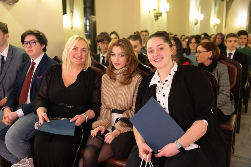 Uroczystość wręczenia wyróżnień prezydenta Wrocławia dla zaangażowanej społecznie młodzieży oraz współpracujących z nią naukowców, nauczycieli, przedstawicieli organizacji pozarządowych. Wrocław., 10 stycznia 2024