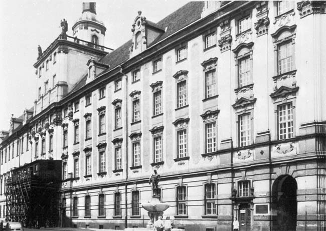 1982, Uniwersytet. Widok z placu Uniwersyteckiego