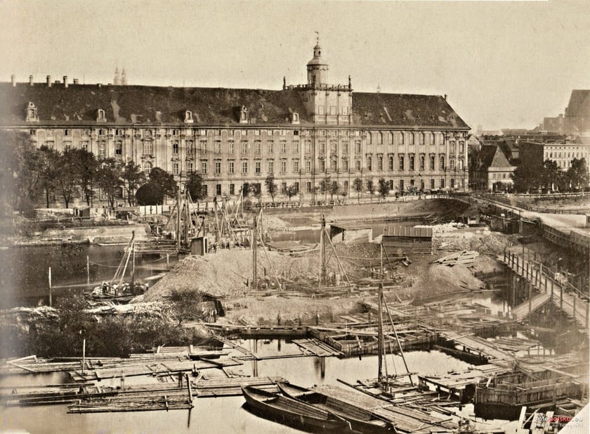 Lata 1867-1868, Budowa mostów Uniwersyteckich. Z prawej Most Krótki i fragment Mostu Długiego.