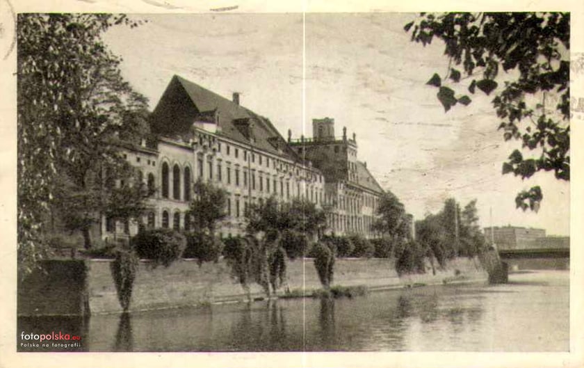 Lata 1945-1947, Zniszczona północna fasada gmachu wrocławskiego uniwersytetu.