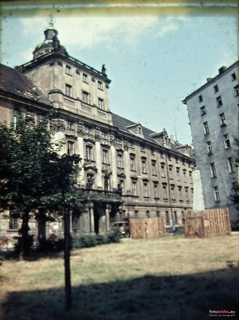 Lata 1950-1960, Budynek Uniwersytetu.