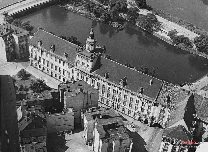 Lata 1970-1975, Widok z lotu ptaka na gmach główny Uniwersytetu Wrocławskiego.