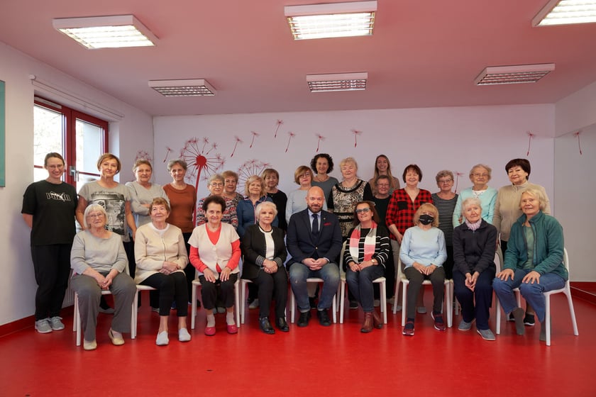 Wizyta prezydenta Wrocławia Jacka Sutryka w Fundacji Siwy Dym, kt&oacute;ra prowadzi zajęcia dla zmagających się z depresją kobiet po 60. roku życia