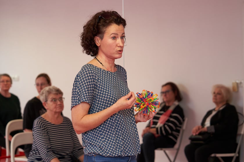 Wizyta prezydenta Wrocławia Jacka Sutryka w Fundacji Siwy Dym, kt&oacute;ra prowadzi zajęcia dla zmagających się z depresją kobiet po 60. roku życia - prof. Joanna Szczepańska-Gieracha, prezeska Fundacji Siwy Dym, podczas zajęć terapeutycznych