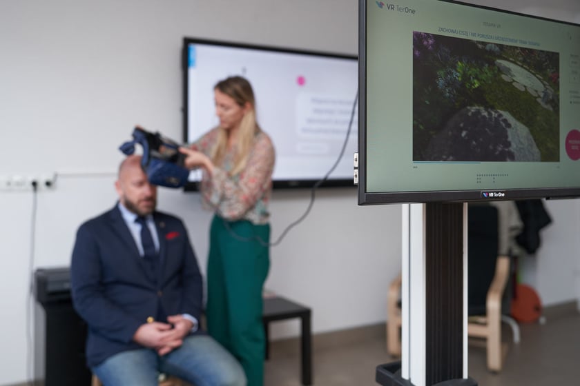 Wizyta prezydenta Wrocławia Jacka Sutryka w Fundacji Siwy Dym, kt&oacute;ra prowadzi zajęcia dla zmagających się z depresją kobiet po 60. roku życia - Jacek Sutryk przygotowuje się do uczestnictwa w wirtualnym ogrodzie terapetycznym&nbsp;