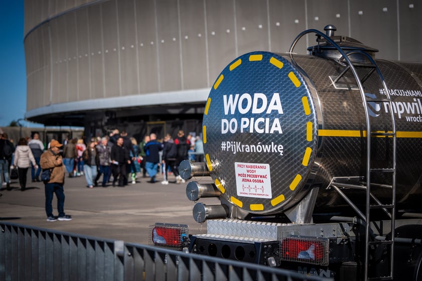 Cysterna z kran&oacute;wką przy wrocławskim stadionie&nbsp;