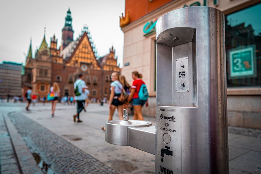 Zdr&oacute;j uliczny z kran&oacute;wką w pobliżu wrocławskiego rynku