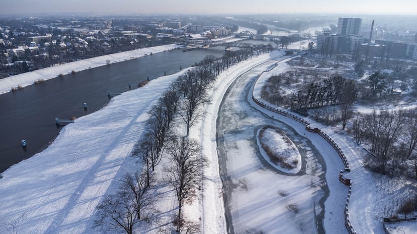 Kleczk&oacute;w - okolice elewatora zbożowego stojącego przy ul. Rychtalskiej. Widok na kanał Odry i Odrę