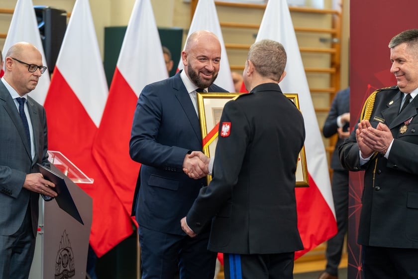 Uroczysty apel z okazji zakończenia służby w Państwowej Straży Pożarnej nadbryg. Marka Kamińskiego