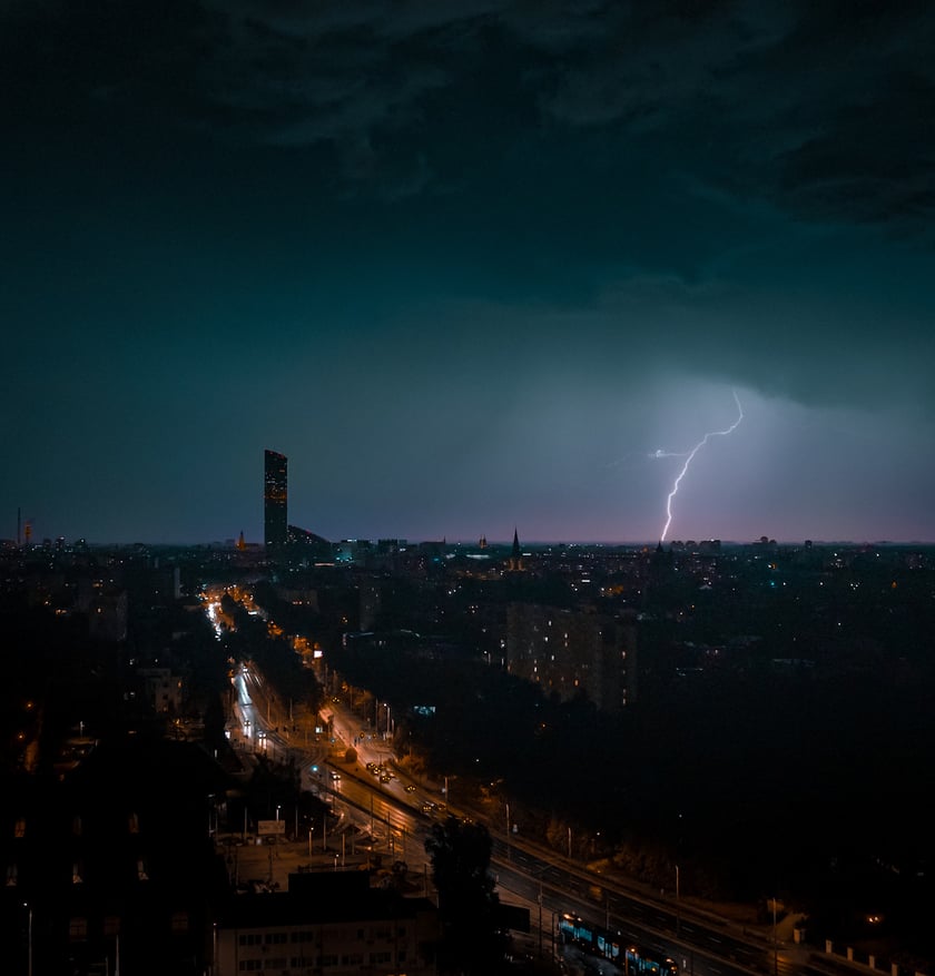 Nocna panorama Wrocławia. W tle Sky Tower
