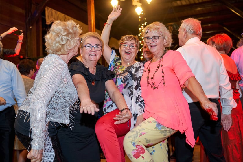 Bal seniorów w stylu lat 80. w restauracji Letniej przy wrocławskim zoo.