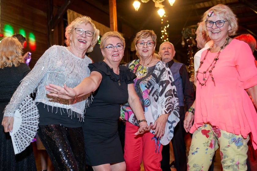 Bal seniorów w stylu lat 80. w restauracji Letniej przy wrocławskim zoo.