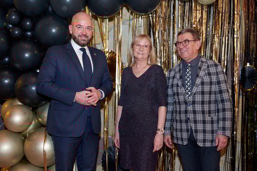 Bal seniorów w stylu lat 80. w restauracji Letniej przy wrocławskim zoo.