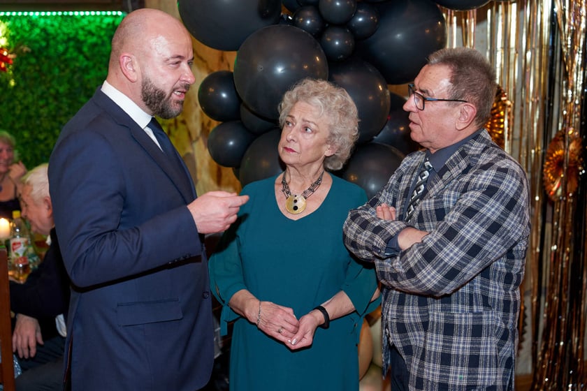 Bal seniorów w stylu lat 80. w restauracji Letniej przy wrocławskim zoo.