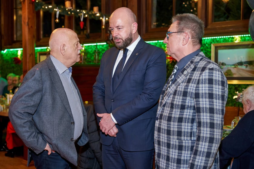 Bal seniorów w stylu lat 80. w restauracji Letniej przy wrocławskim zoo.