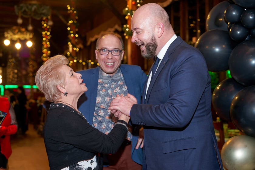 Bal seniorów w stylu lat 80. w restauracji Letniej przy wrocławskim zoo.