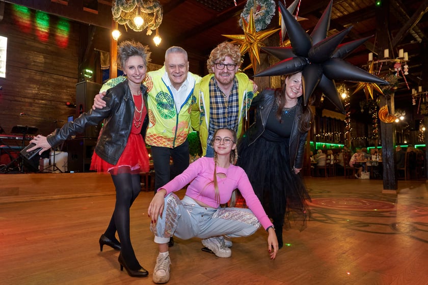 Bal seniorów w stylu lat 80. w restauracji Letniej przy wrocławskim zoo.