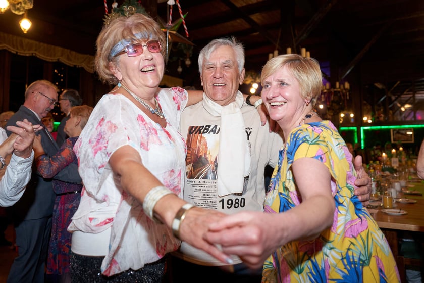 Bal seniorów w stylu lat 80. w restauracji Letniej przy wrocławskim zoo.