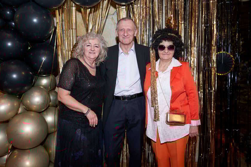 Bal seniorów w stylu lat 80. w restauracji Letniej przy wrocławskim zoo.