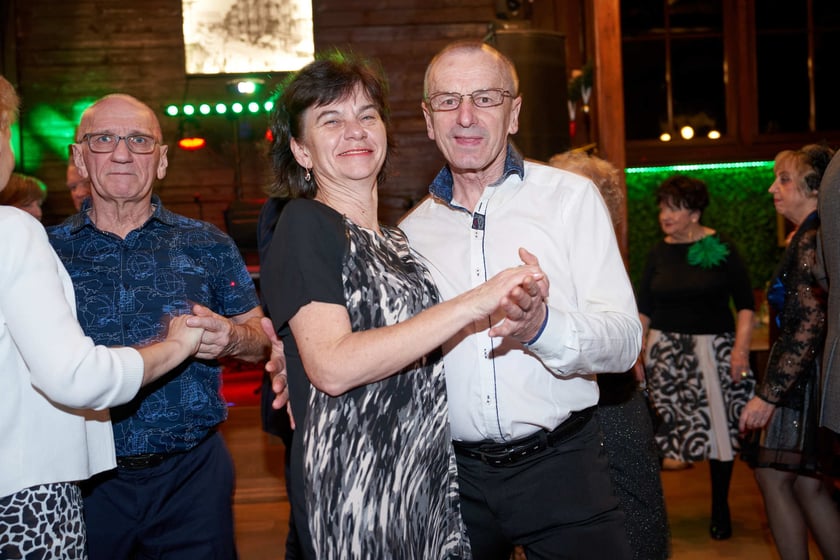 Bal seniorów w stylu lat 80. w restauracji Letniej przy wrocławskim zoo.