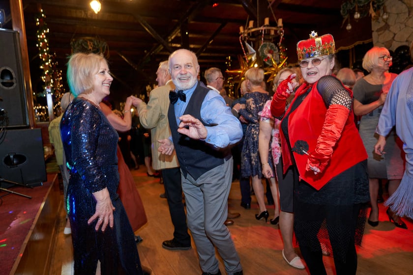 Bal seniorów w stylu lat 80. w restauracji Letniej przy wrocławskim zoo.
