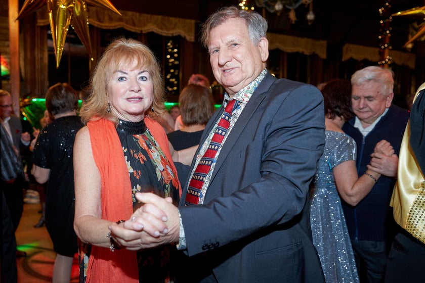 Bal seniorów w stylu lat 80. w restauracji Letniej przy wrocławskim zoo.
