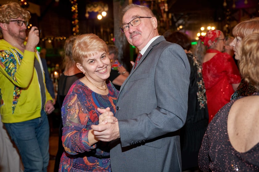Bal seniorów w stylu lat 80. w restauracji Letniej przy wrocławskim zoo.