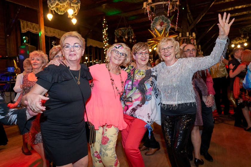 Bal seniorów w stylu lat 80. w restauracji Letniej przy wrocławskim zoo.