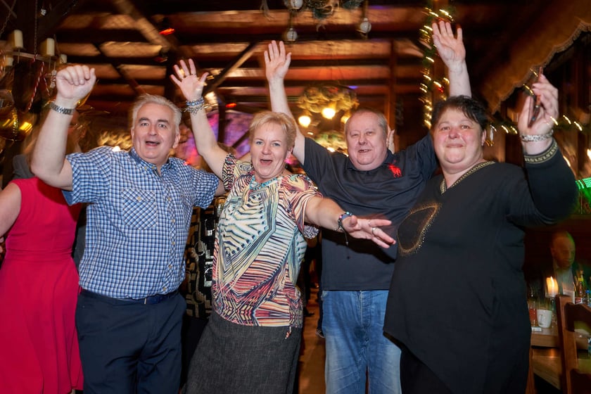 Bal seniorów w stylu lat 80. w restauracji Letniej przy wrocławskim zoo.