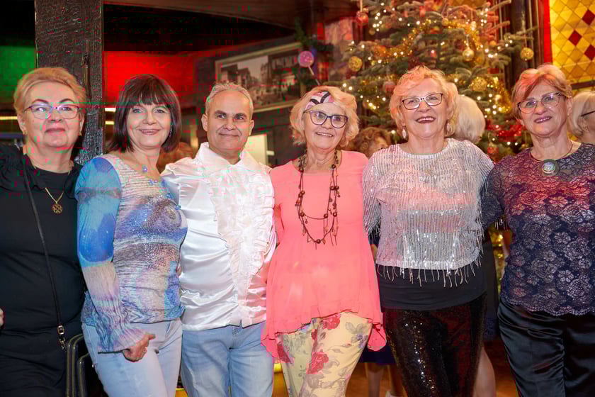 Bal seniorów w stylu lat 80. w restauracji Letniej przy wrocławskim zoo.