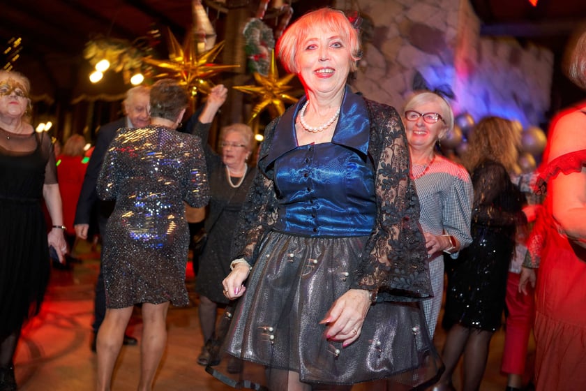 Bal seniorów w stylu lat 80. w restauracji Letniej przy wrocławskim zoo.