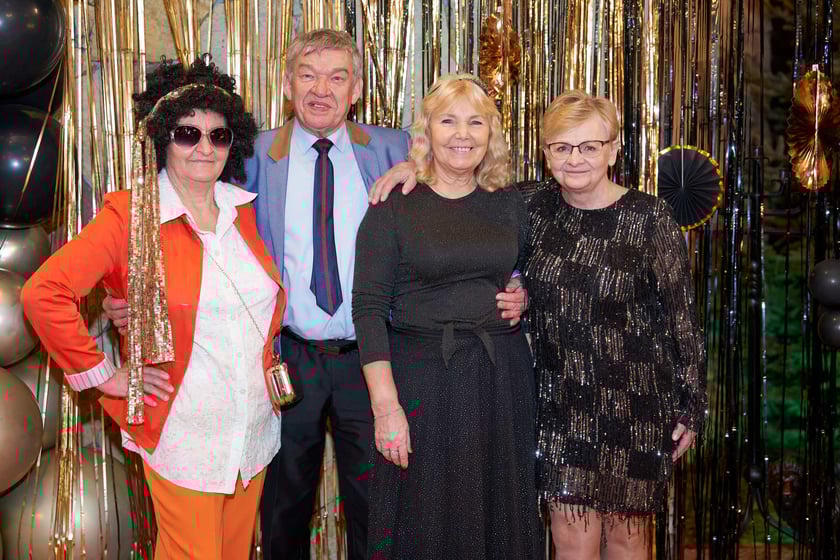 Bal seniorów w stylu lat 80. w restauracji Letniej przy wrocławskim zoo.