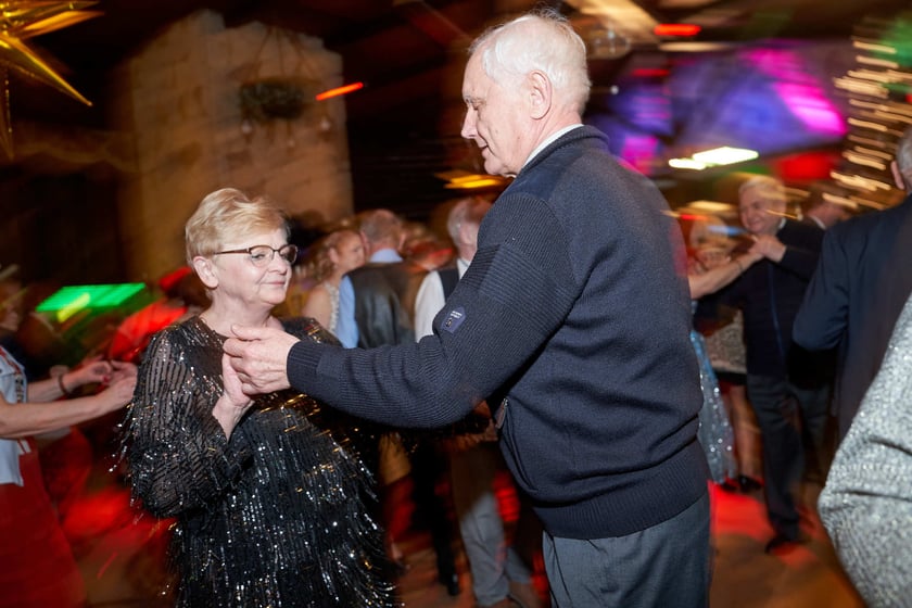 Bal seniorów w stylu lat 80. w restauracji Letniej przy wrocławskim zoo.