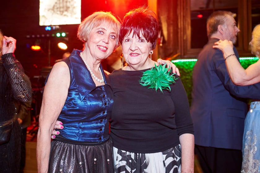 Bal seniorów w stylu lat 80. w restauracji Letniej przy wrocławskim zoo.