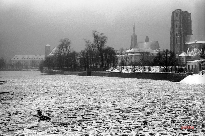 Zimowy widok na Ostr&oacute;w Tumski