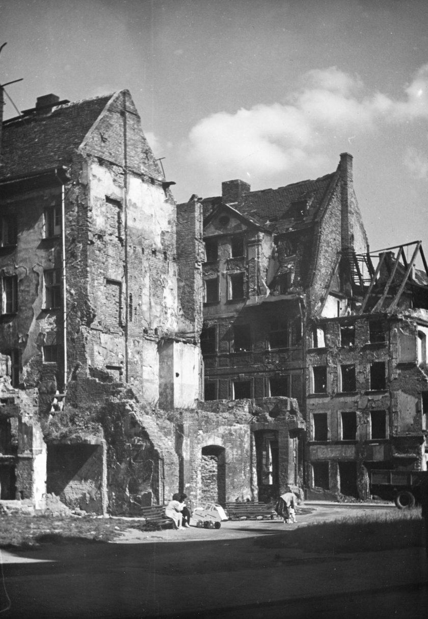 Zrujnowane podczas wojny budynki przy Ruskiej, lata 60.