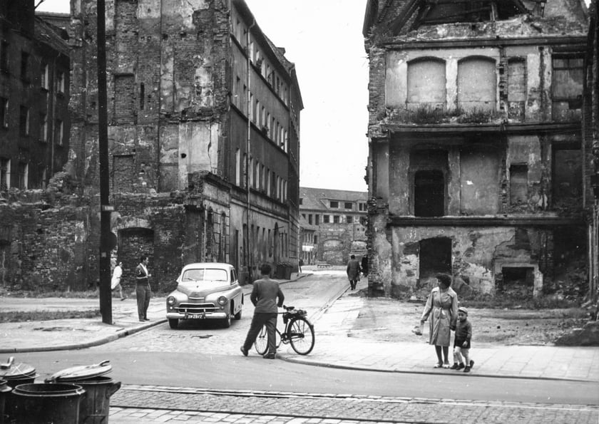 Ulica Grabarska w 1961 roku, widok z Ruskiej na fotografii Tomasza Olszewskiego. Widać budynki zniszczone podczas wojny.