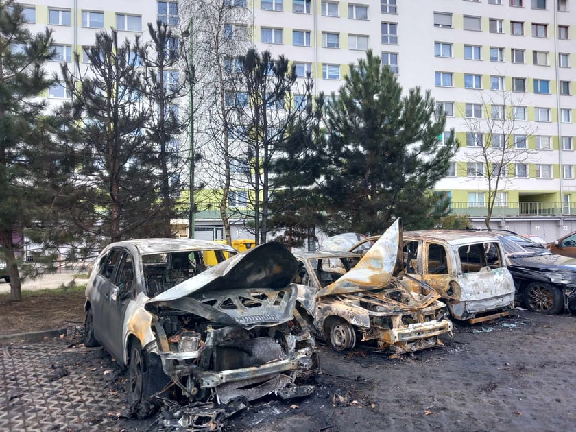 Spalone samochody przy Dokerskiej