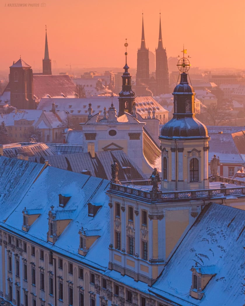 Wrocław zimą. Widok na Uniwersytet Wrocławskii Wieżę Matematyczną